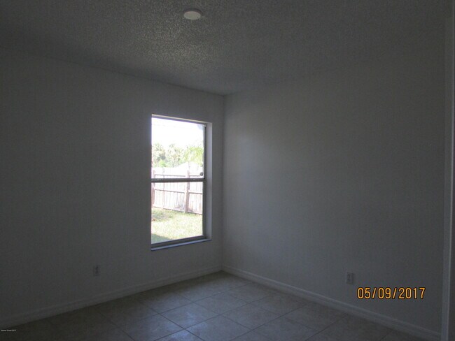 Building Photo - 407 Delmonico St NE