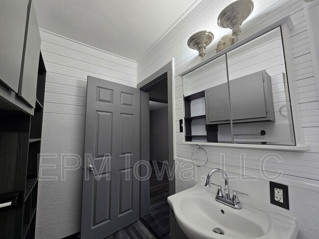 Building Photo - 709 Kern St