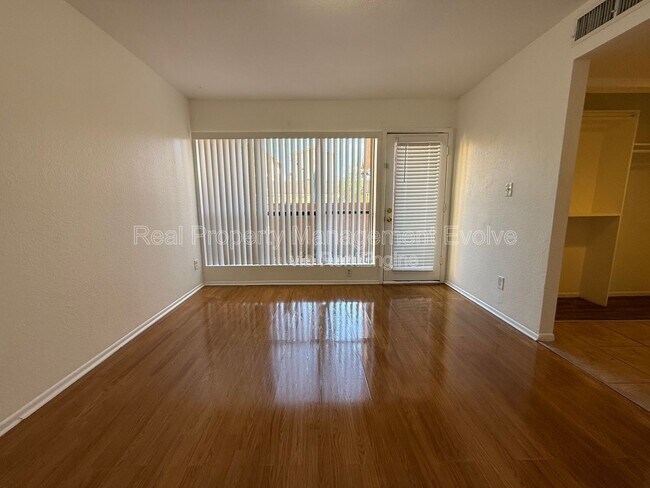 Building Photo - 3228 W Glendale Ave