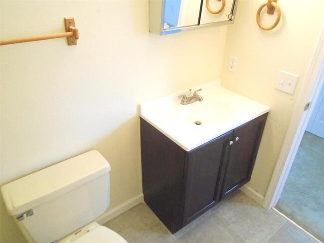 Building Photo - 822 White Oak Dr