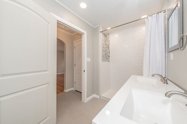Building Photo - Updated home in Arlington Heights!
