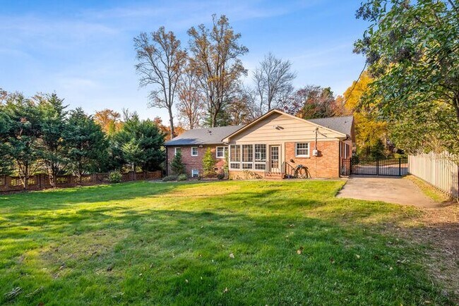 Building Photo - NW, Updated, Wood Floors, SS Appl., Den, Dining Roon, Sun Room, Finished Basement, Fenced!