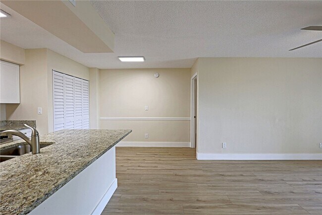 Building Photo - 5331 Summerlin Rd