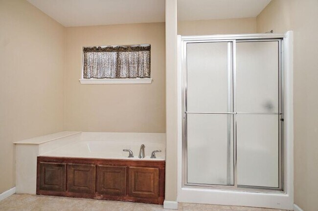 Building Photo - 1403 W Maplewood St