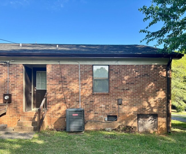 Building Photo - Spacious 2 Bed, 1 Bath Minutes from Uptown