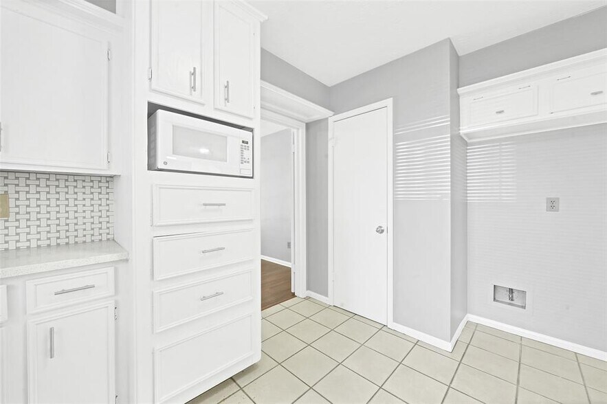 White cabinets and soothing grey wall paint - 5703 Green Timbers Dr