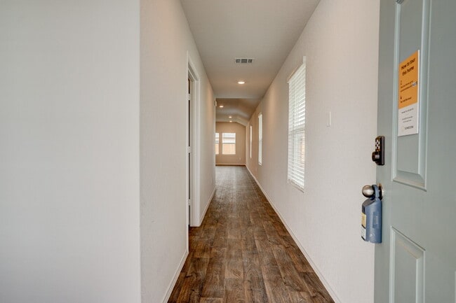 Building Photo - "Charming 3-Bedroom Oasis on Roanwood Drive with 2 Full Baths – Your Spacious Retreat Awaits in S...