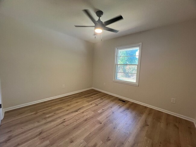 Building Photo - MOVE IN SPECIAL!  HALF OFF FIRST MONTHS RENT!