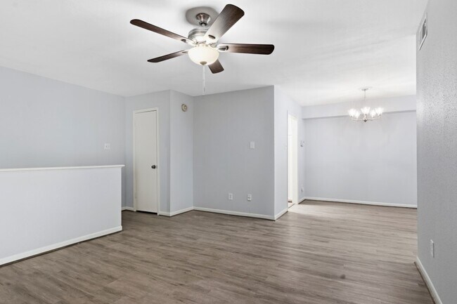 Building Photo - 2744 Briarhurst Dr