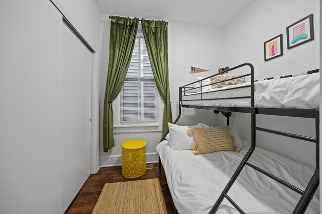 Building Photo - 2148 W Belle Plaine Ave