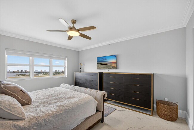 Building Photo - 2650 Lake Shore Dr