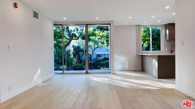 Building Photo - 414 N Palm Dr