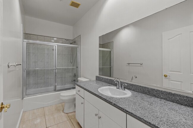Full Bathroom Upstairs - 3960 Pennsylvania Ave