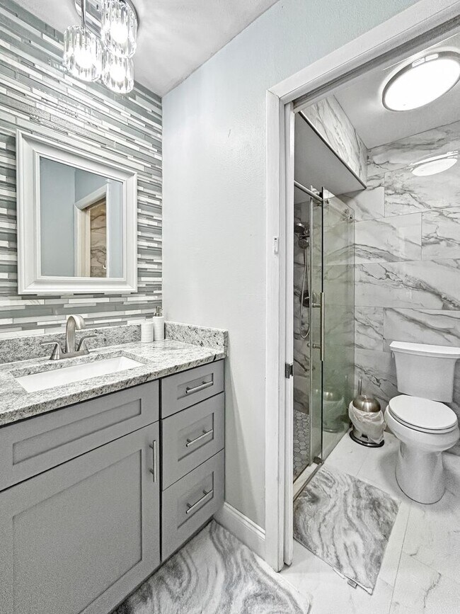 Building Photo - Beautifull 2-Bedroom End-Unit Villa in Palm Harbor!