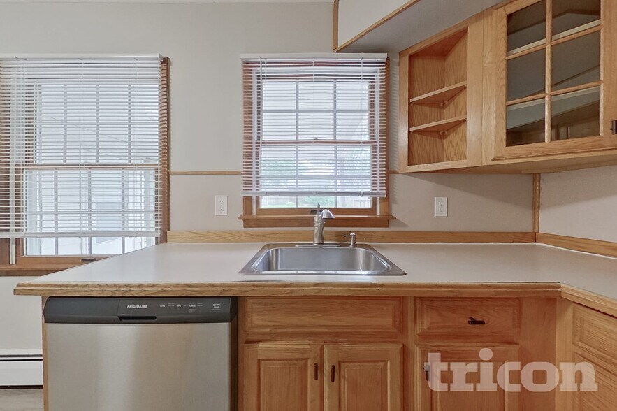 Building Photo - 26 Village Ln