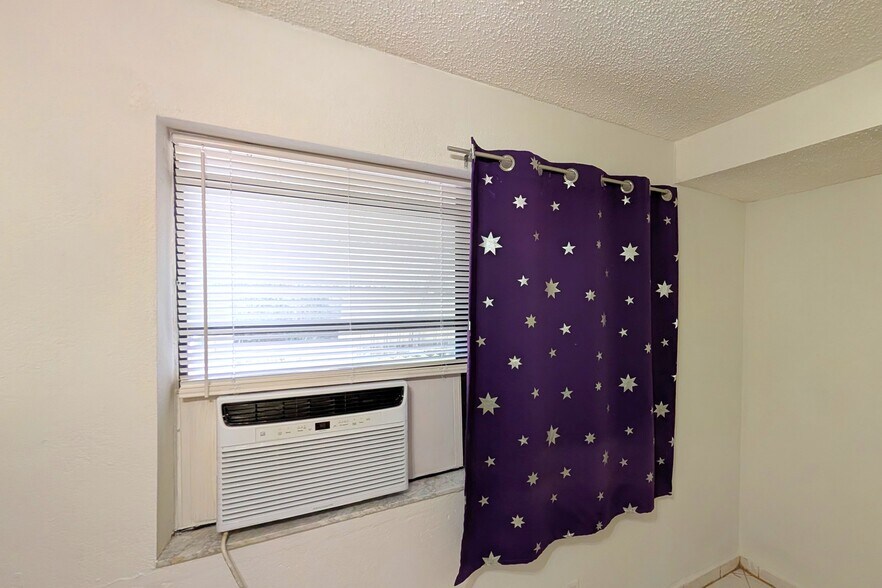 Building Photo - 2842 Van Buren St