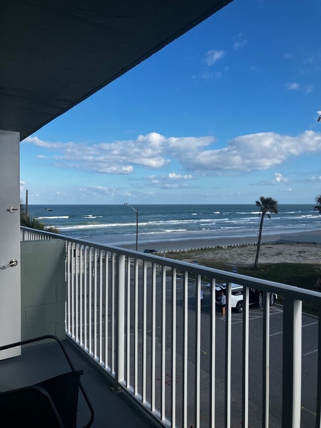 Building Photo - Furnished Beachside Studio Apartment