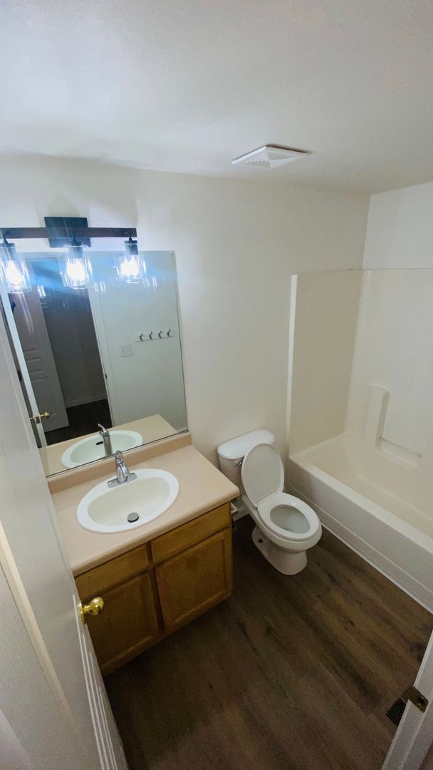 Building Photo - Gorgeous Remodeled Spacious 4 bedroom