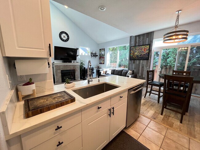 Building Photo - Lovely 2Bd + 2.5Ba in Beaverton!! Minutes Away From Nike! New Roof, Fence, Paint and Additional B...