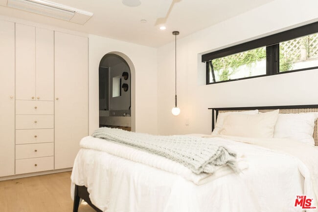 Building Photo - 606 N Ardmore Ave