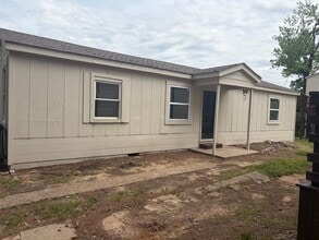 Building Photo - 2 BEDROOM 1 BATH HOUSE, WITH CENTRAL HEAT & AIR, ALL ELECTRIC, FENCED YARD. APPLICATION AND PET F...