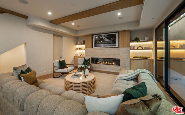 Building Photo - 565 Toyopa Dr