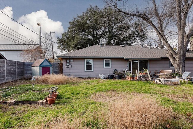 Building Photo - 2118 Fordham Ln