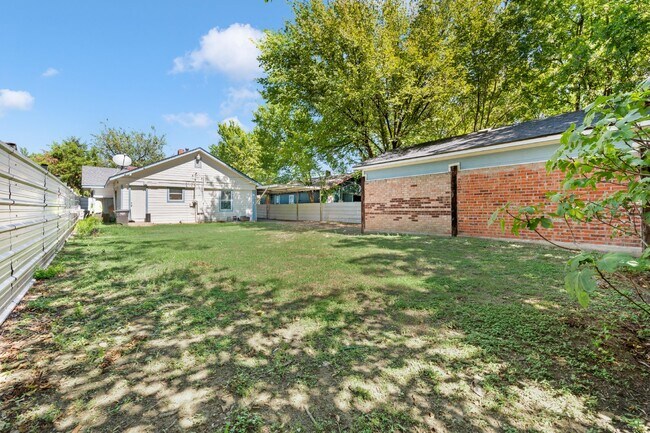 Building Photo - ALL BILLS PAID spacious 1-1