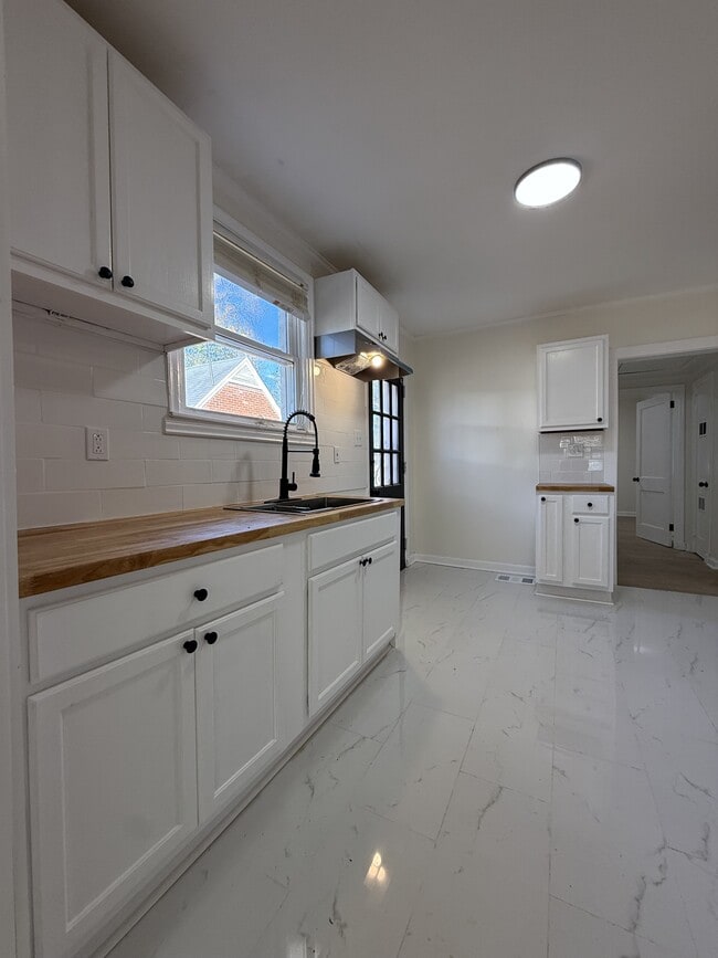 Building Photo - 15 Bradley Dr