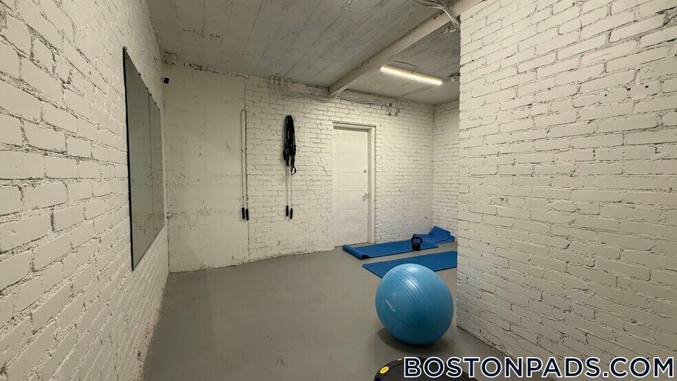 Building Photo - 9 Dana St