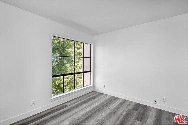 Building Photo - 909 Croft Ave