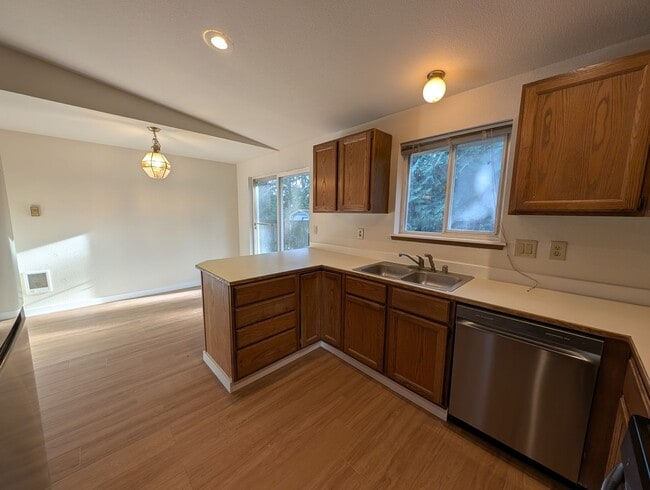 Building Photo - Manchester 3 Bedroom. Available NOW!!