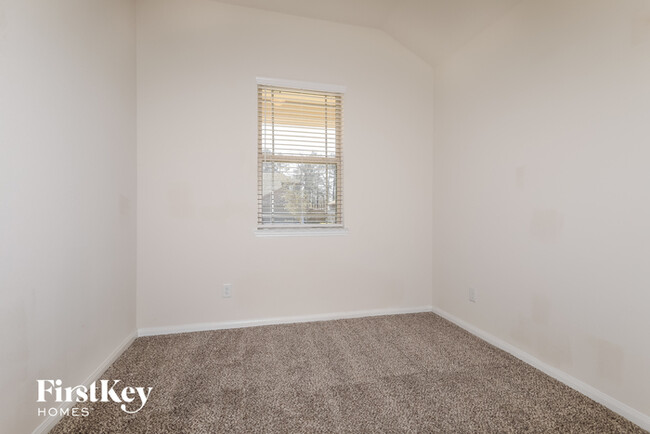 Building Photo - 15149 Meadow Glen S