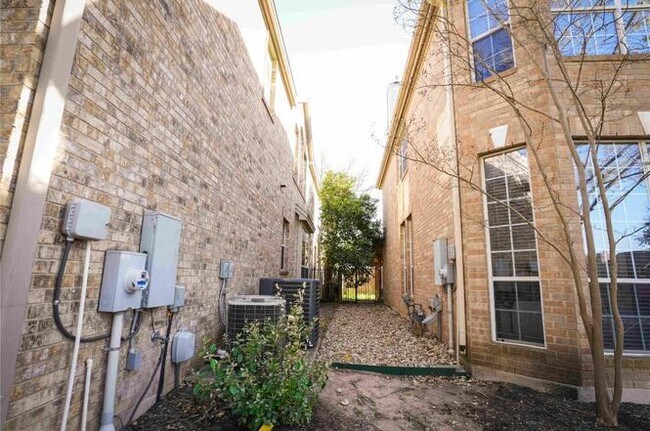 Building Photo - 11608 Spicewood Pkwy