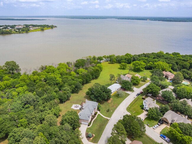 Building Photo - 200 Cove Dr