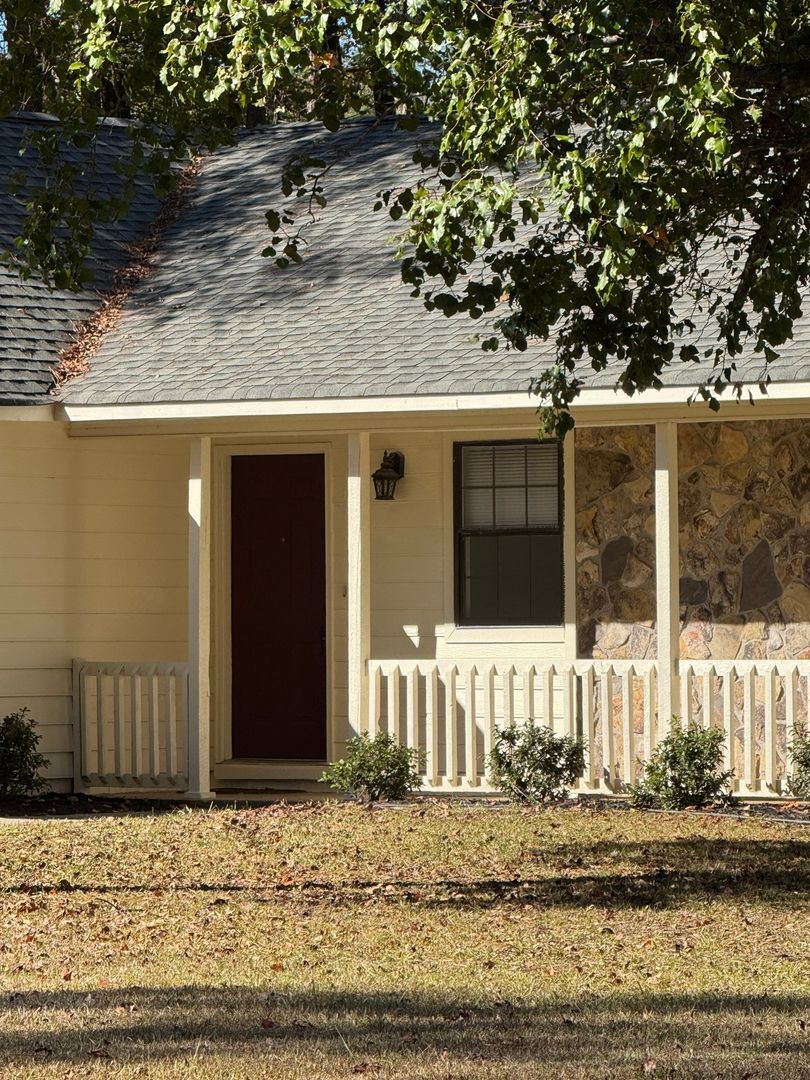 Building Photo - 165 Paces Dr