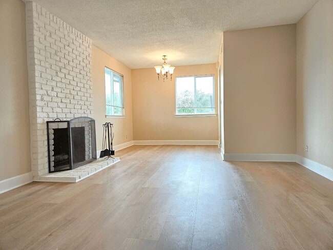 Building Photo - Henderson