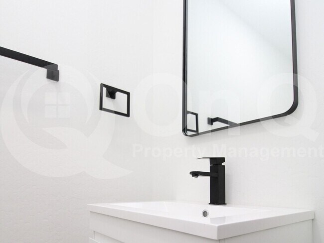 Building Photo - 2516 E Broadway Rd