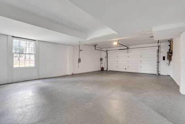 Building Photo - 8616 Chateau Dr