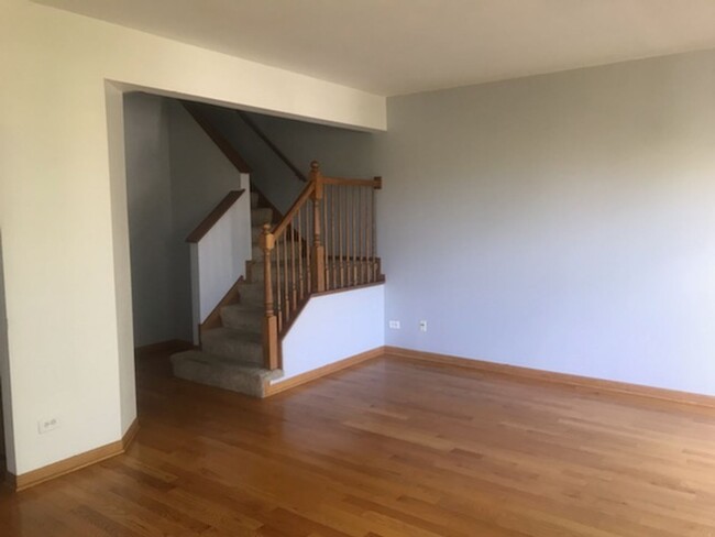 Building Photo - Lombard End Unit T.H. 2BR 2.5BA Full Bsmt....