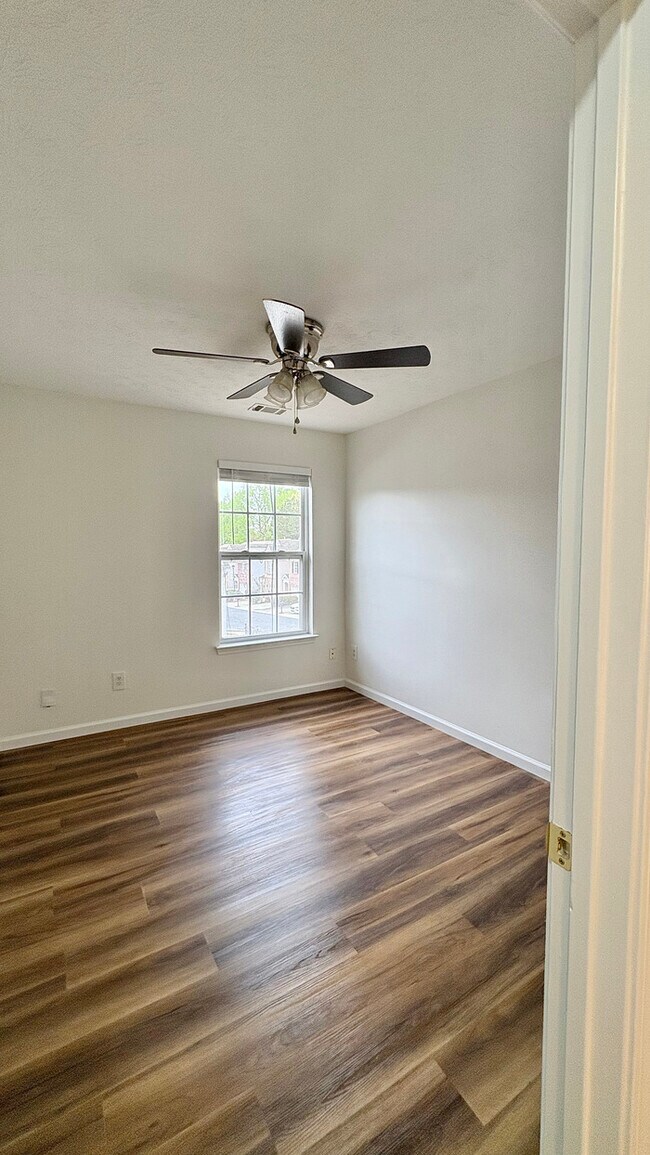 Building Photo - Town Home - 3 Beds - 3 Baths