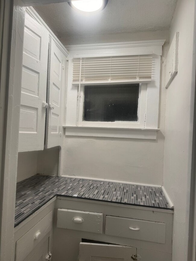 Building Photo - 2 bedroom/ 1 bathroom Detroit's Westside Home