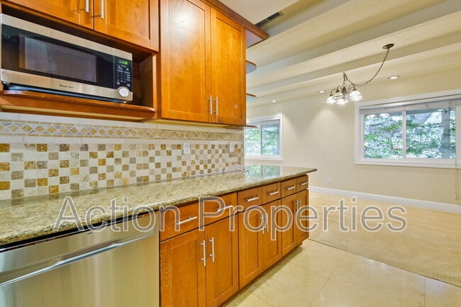 Building Photo - 649 Hollingsworth Dr