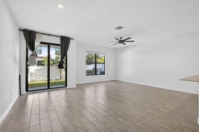 Building Photo - 4408 Hemlock Dr