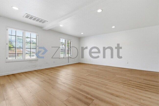 Building Photo - Unit