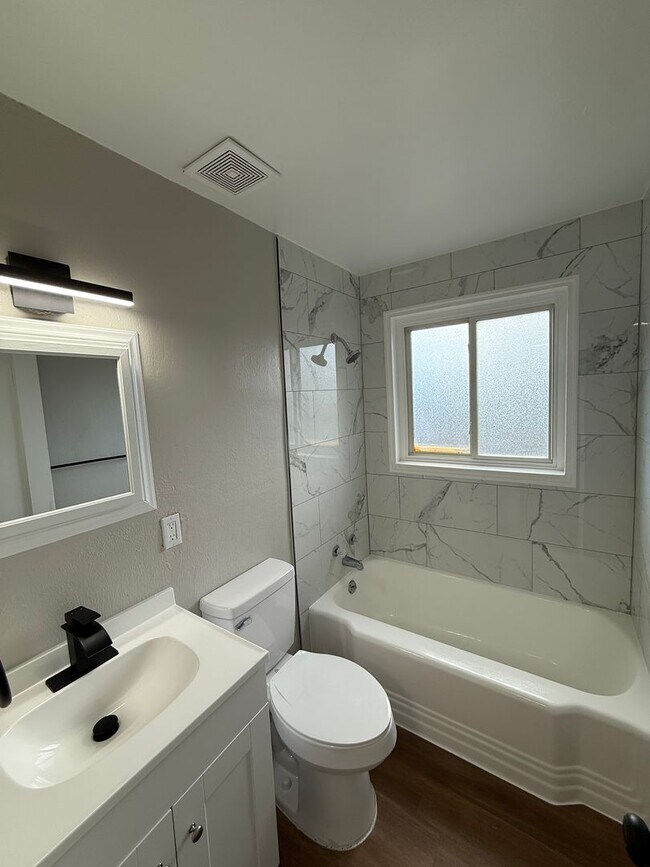 Building Photo - 433 Glen View Ct