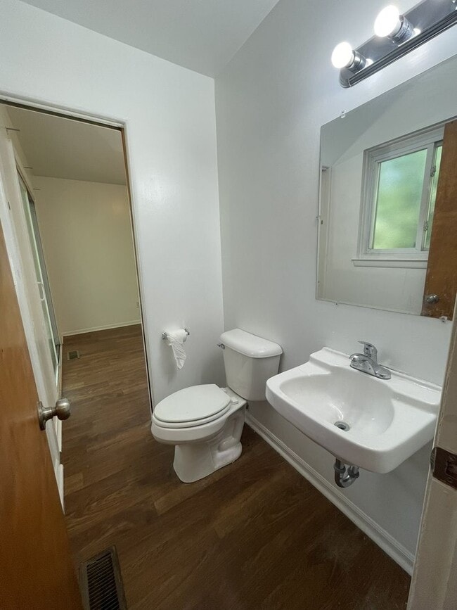 Building Photo - Three Bedroom Home in Sugarbrook Area!