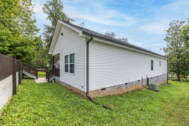 Building Photo - 619 Midlake Dr NE