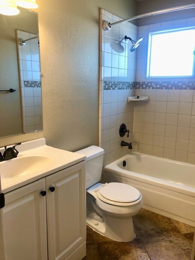 Building Photo - Nice 3 bed, 2 bath home in El Dorado Hills