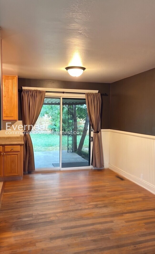 Building Photo - 3 Bed, 1 Bath Home with Fenced Yard & Garage / Available Now!